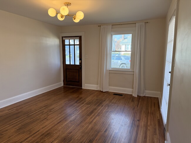 Building Photo - 822 Radford Pl