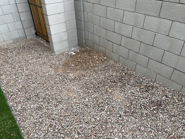 Building Photo - 901 S Smith Rd