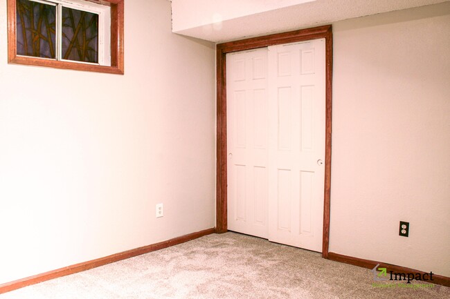 Building Photo - 8586 E Lakeview Dr