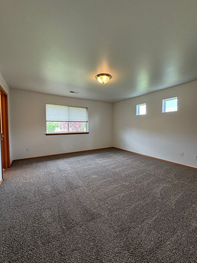 Building Photo - Large 4 Bed Rental in Established Neighbor...