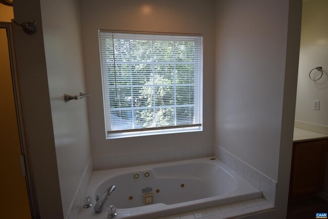 Building Photo - 19 Woodlawn Dr