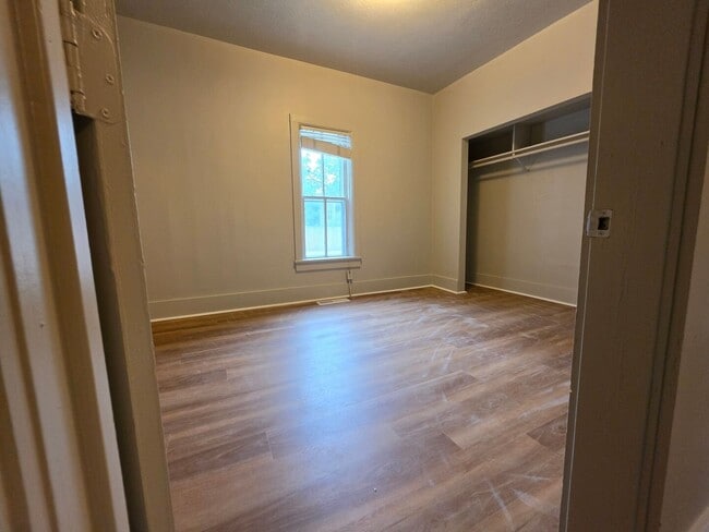 Building Photo - Charming 2 bedroom unit - Conveniently located.