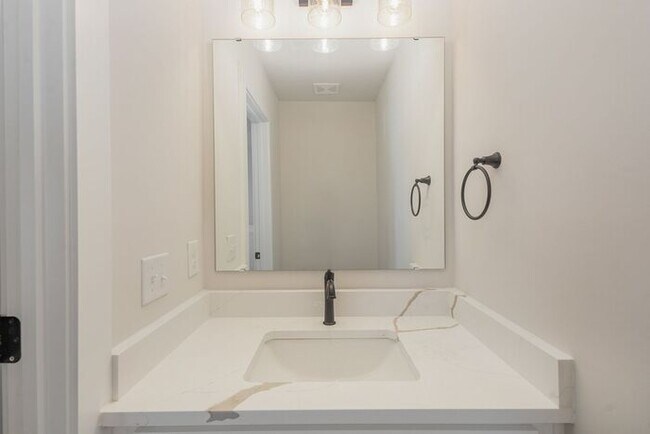Building Photo - Townhome in West Charlotte