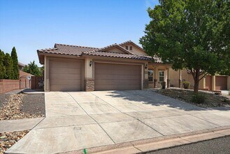 Building Photo - 224 Valle Alto Dr NE