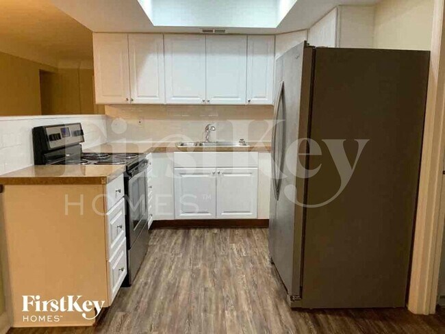 Building Photo - 1302 Crest Dr