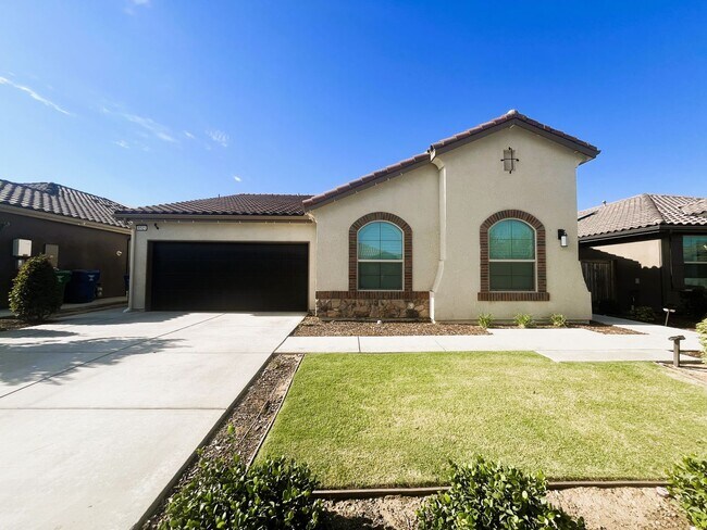 Primary Photo - Stunning Luxury Home for Rent in Shafter