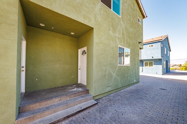 Building Photo - Now Leasing – $3,309 Effective Rent (True ...