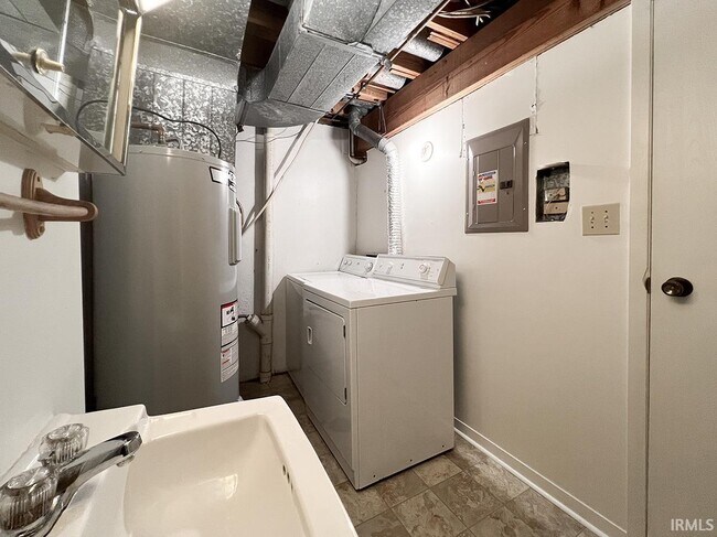 Building Photo - 513 E Graham Pl