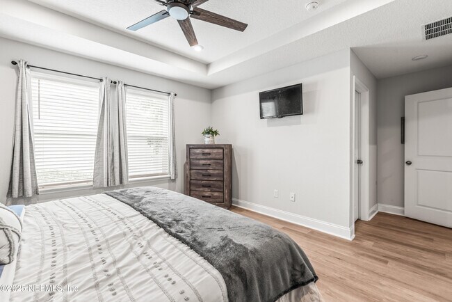 Building Photo - 243 Dahlia Falls Dr