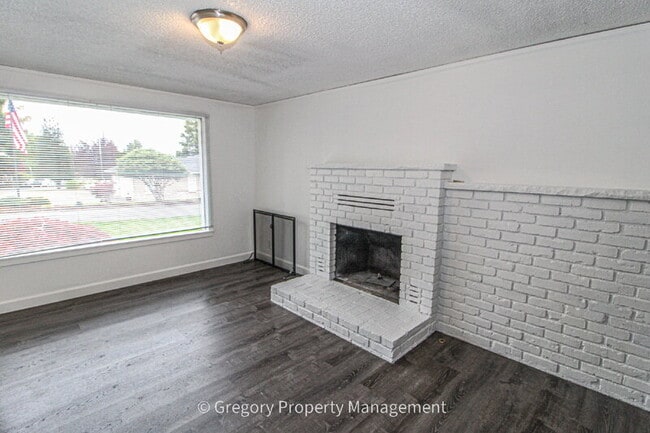 Building Photo - 1202 44th St SE