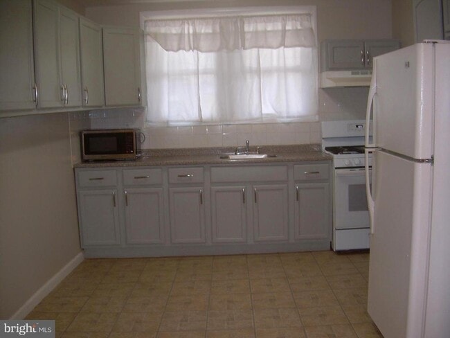 Building Photo - 996 Anchor St