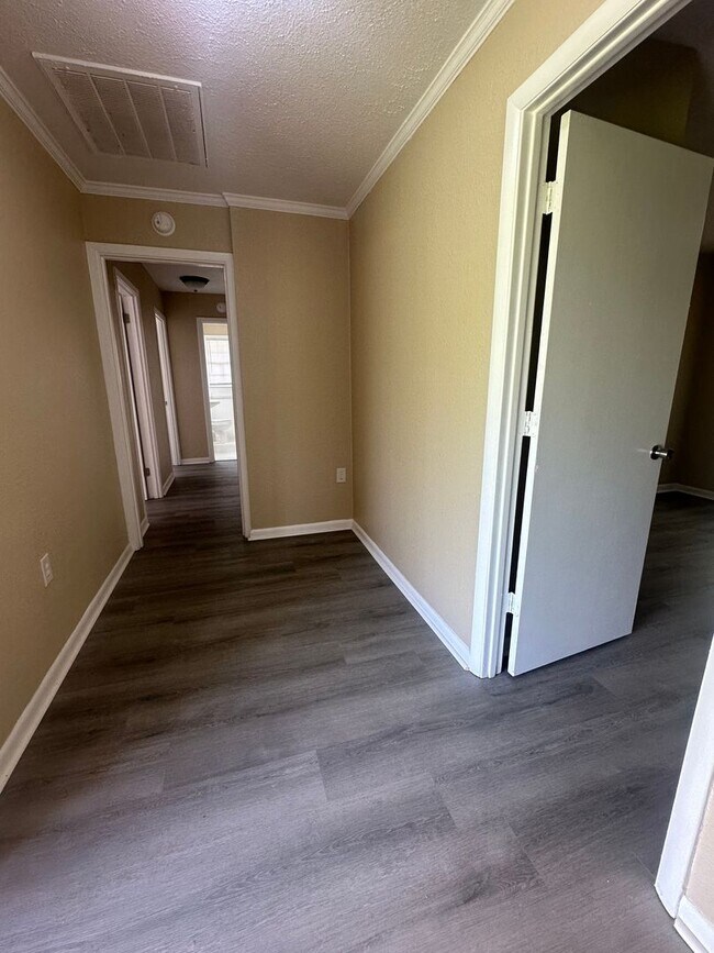 Building Photo - 4 Bed/2 Bath House
