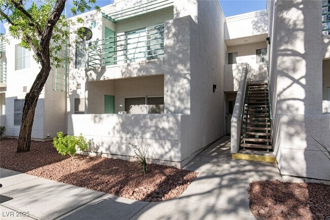 Building Photo - 7100 W Pirates Cove Rd