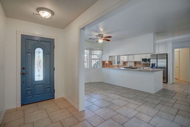 Building Photo - Extra spacious 3 bed 2 bath home in Kingsw...