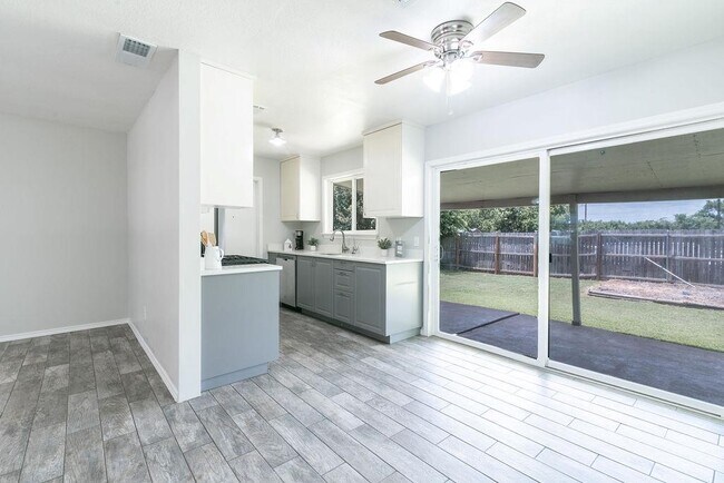 Building Photo - 1515 Glenmeadows Dr