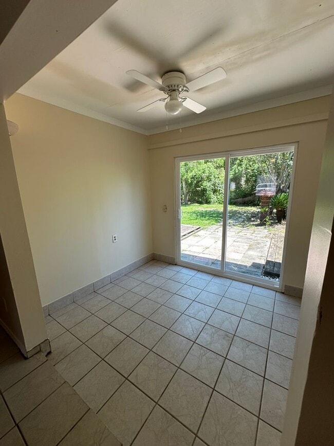 Building Photo - 2 bed 2 bath townhome, perfect location!