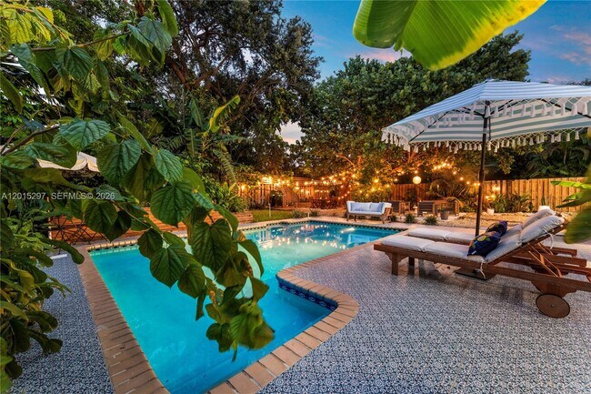 Building Photo - 723 NE 112th St