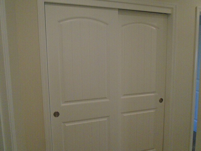 Building Photo - SOLAR......GORGEOUS---3 BEDROOMS PLUS AN OFFICE !!!