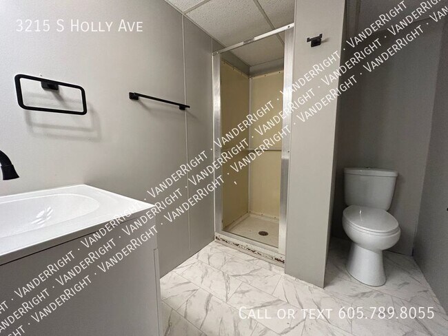 Building Photo - Updated 3 Bedroom 2 Bathroom!