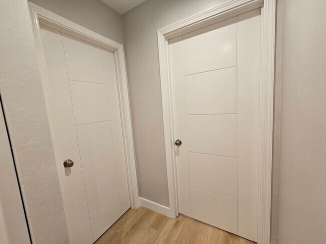 Building Photo - Updated Top Floor 2 Bedroom/1 Bathroom Apa...