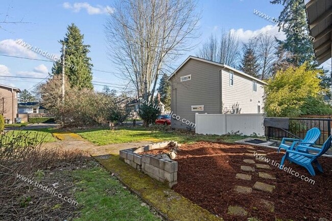 Building Photo - 4-bedroom 2-bathroom home located blocks from University of Portland- Pet Friendly!