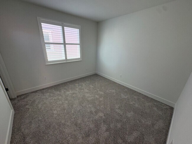 Building Photo - Beautiful 4 Bedroom 3 Bath Brentwood Home With SOLAR