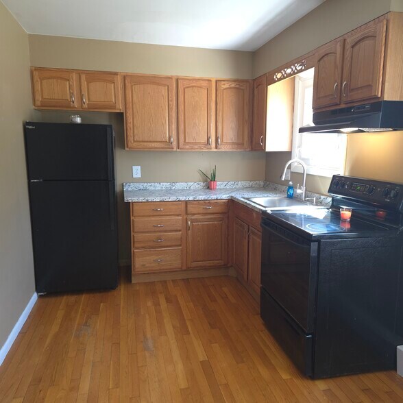 Building Photo - 5 Fairview Park Rd