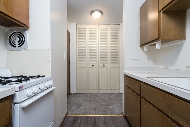 2 Bed / 1 Bath - 1,000 SF - Unrenovated Kitchen - 3245 N Oakland