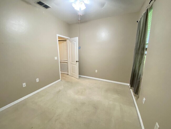 Building Photo - 3/2.5  Davenport Townhouse