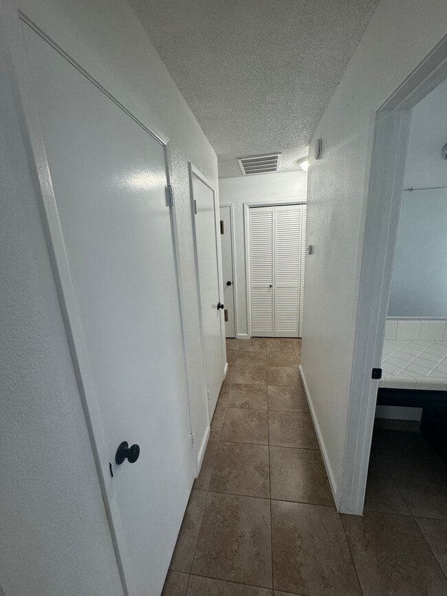 Building Photo - 1830 E Laura Ave