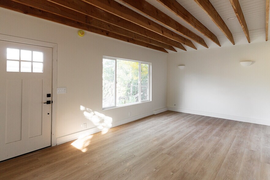 Building Photo - 2841 Los Feliz Dr