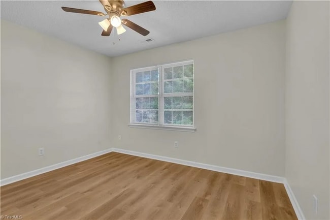 Building Photo - AVAILABLE NOW – Stylish 2-Bedroom Condo in Archdale, NC