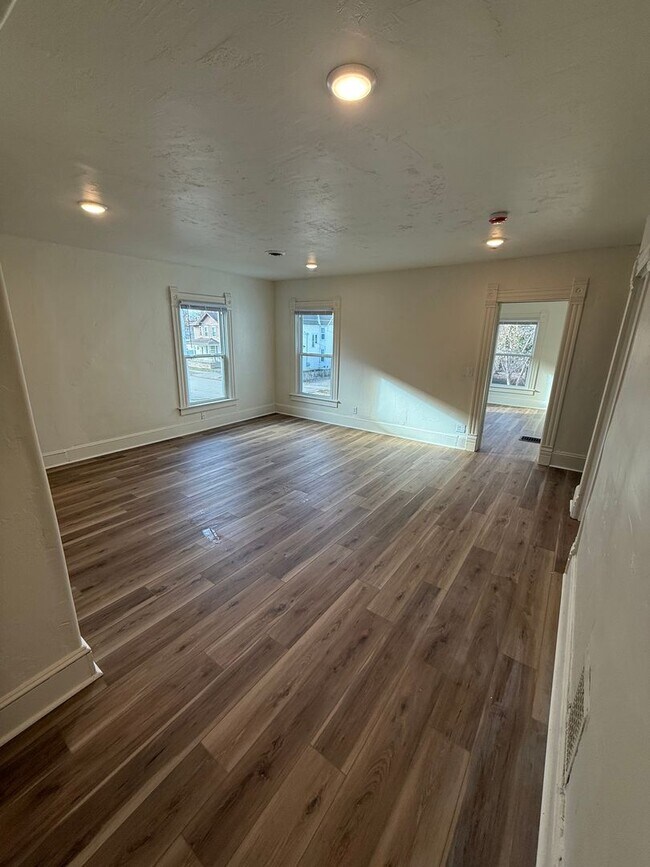 Building Photo - 654 Central St