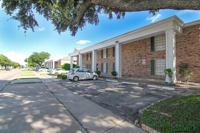 Building Photo - 5333 Richmond Ave