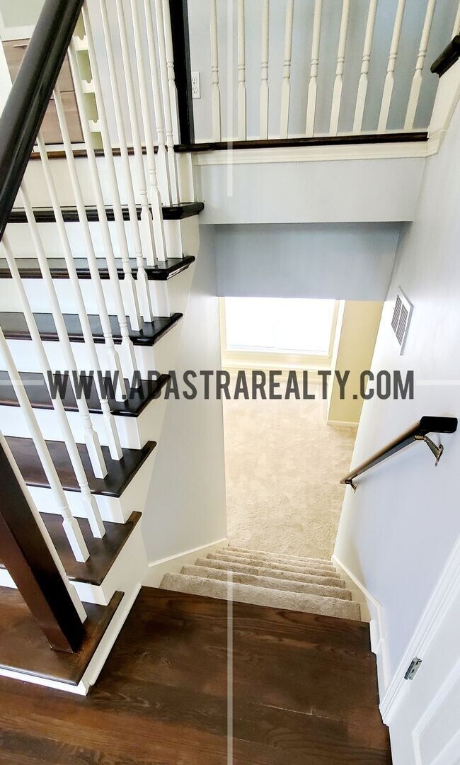 Building Photo - Gorgeous Updated Home in Blue Valley, South Overland Park-Available in APRIL!!