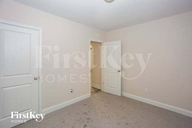 Building Photo - 628 E Ketchie St