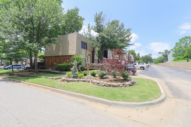 Building Photo - 2 Bed | 1 Bath Condo in Central Tulsa!