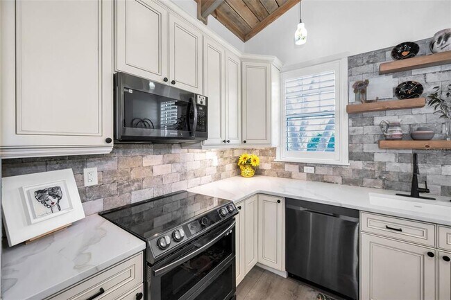 Building Photo - 525 Lexington St