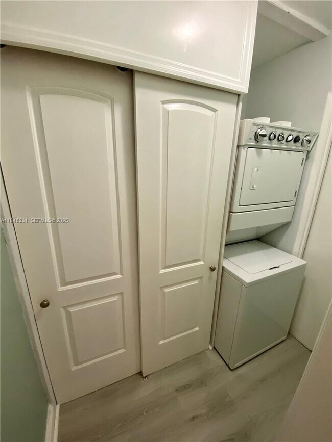 Building Photo - 2716 NE 30th Pl