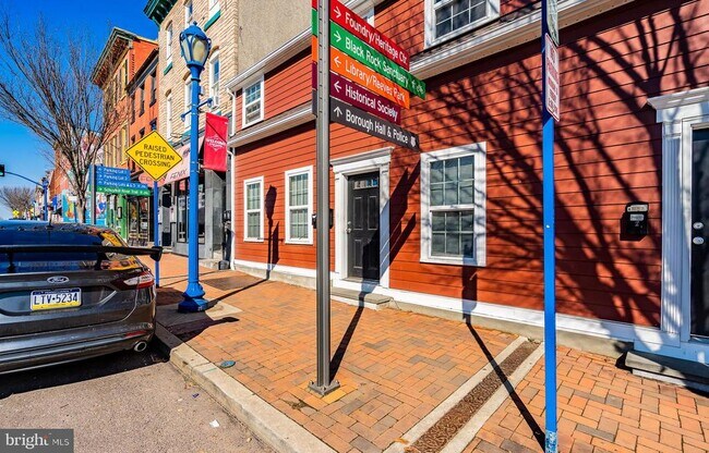 Building Photo - 187 Bridge St