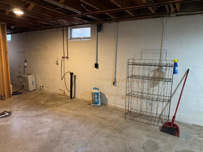 Building Photo - 233 Manor Dr