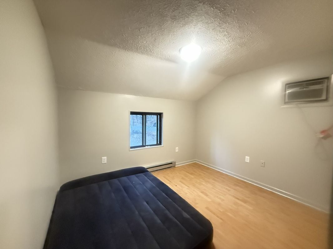 Building Photo - 1049 Alpine Dr