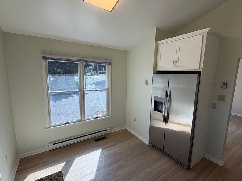 Kitchen nook eating area - 104 E Poplar St