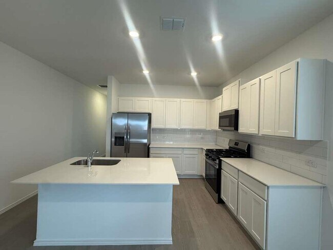 Building Photo - 561 Sormonne Lp