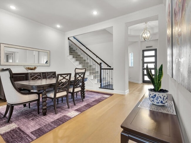 Building Photo - 439 Montrose Dr