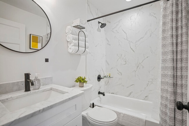 Building Photo - 975 Shadowridge Dr SE