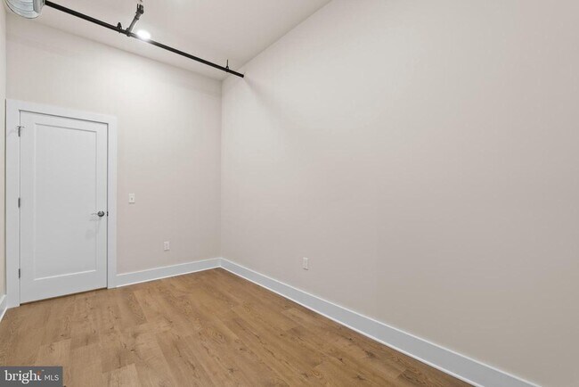 Building Photo - 30 W Broad St