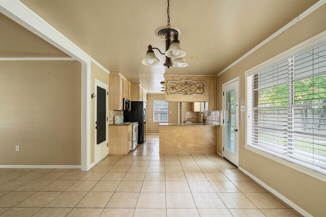 Building Photo - 214 W Strickland St