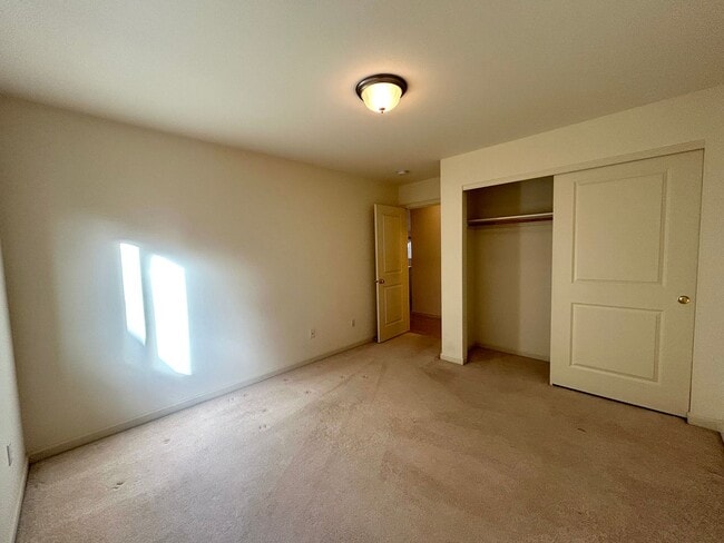 Building Photo - Charming Home Near John Wayne Trail