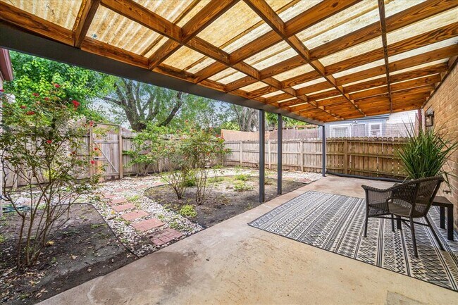 Building Photo - 7806 Rollingbrook Dr
